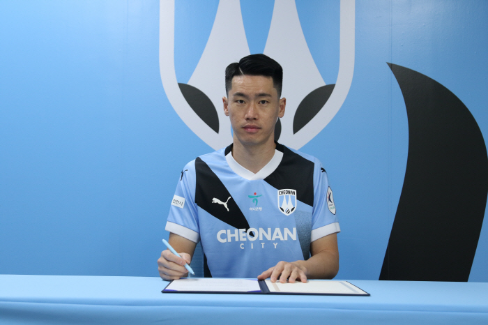  First transfer in football career, K League 2 Cheonan, Suwon Samsung One Club Man Veteran MF Lee Jong-sung was recruited