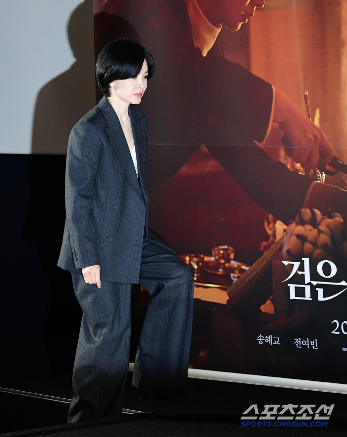  Attending the premiere in Song Hye-kyo suit