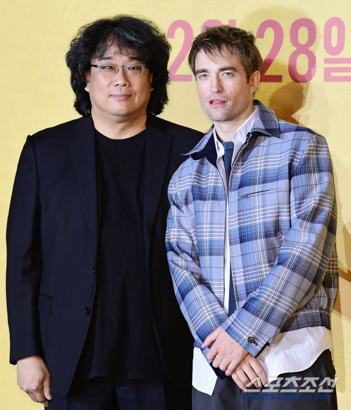  Director Bong Joon Ho, with actor Robert Pattinson