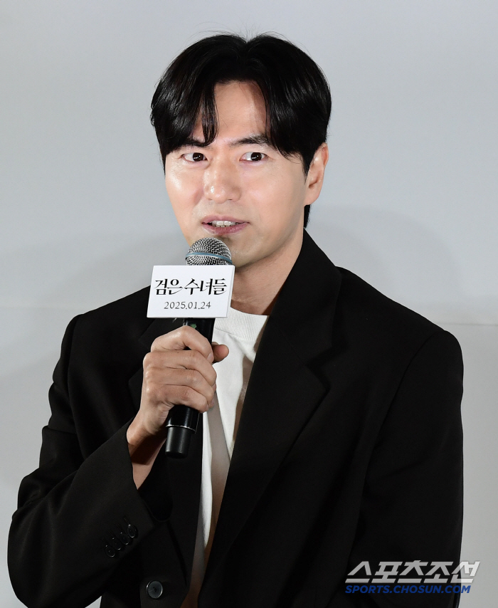  LEE JIN WOOK's fluttering eyes