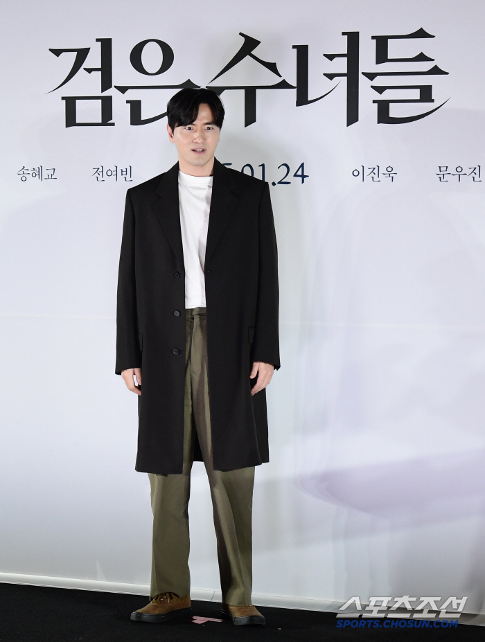  Lee Jinwook, a priest with black nuns