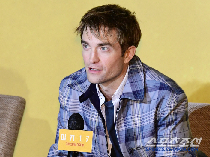 Robert Pattinson greets Korean fans for the first time | SportsChosun