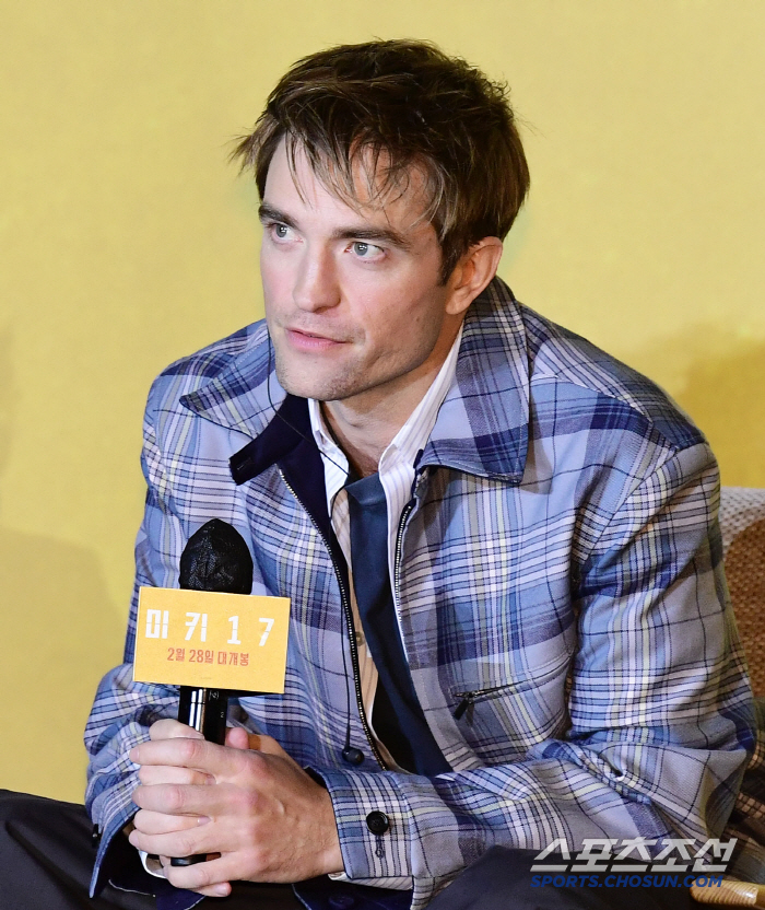 Robert Pattinson Visits Korea, Greeting Korean Fans for the First Tim ...