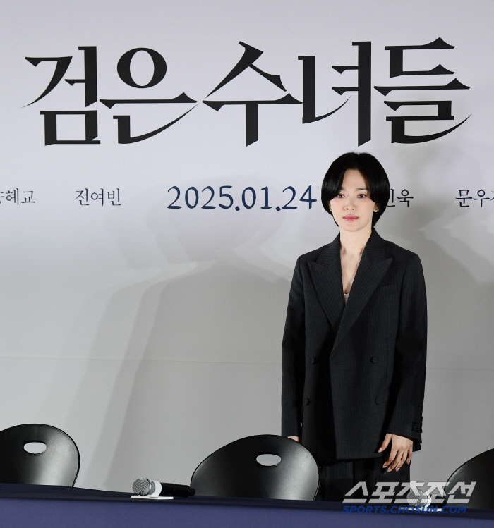  Song Hye-kyo is back with black nuns