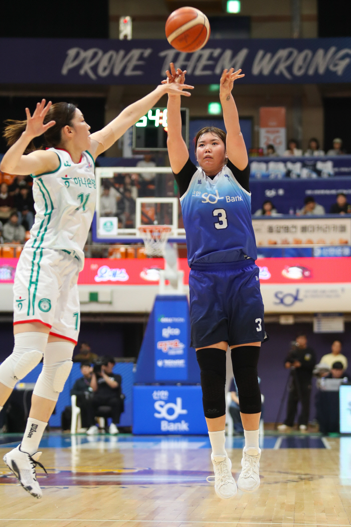 Shinhan Bank and Hana Bank won a one-point comeback after a super-contest, solidifying their fourth place