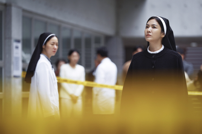 Song Hye-kyo and Jeon Yeo-bin Black nuns, immersive occult → glaring passion...Point of view, three