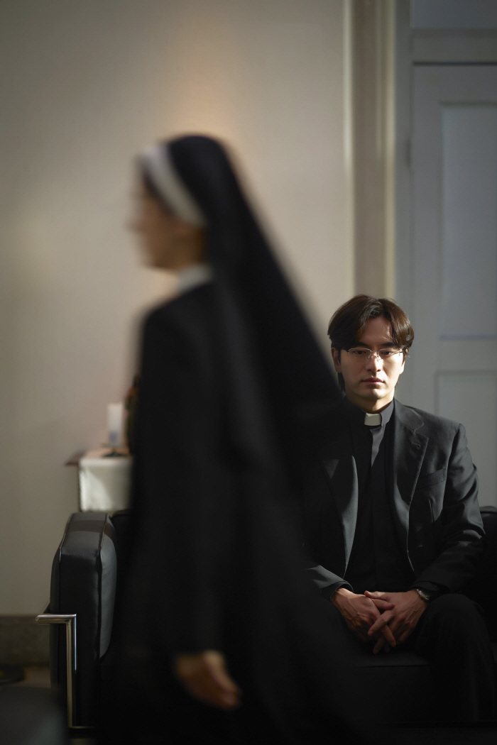 Song Hye-kyo and Jeon Yeo-bin Black nuns, immersive occult → glaring passion...Point of view, three