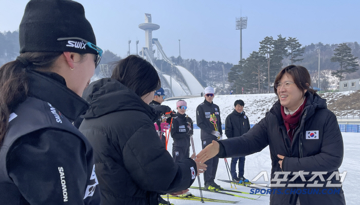 Your passion that will unfold on the white snow, Korea is with you! Vice Minister Jang Mi-ran → Harbin National University, Warm Coffee Tea Gift