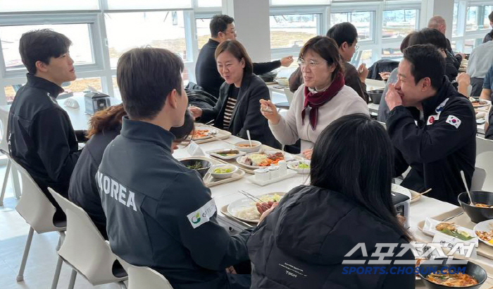 Your passion that will unfold on the white snow, Korea is with you! Vice Minister Jang Mi-ran → Harbin National University, Warm Coffee Tea Gift