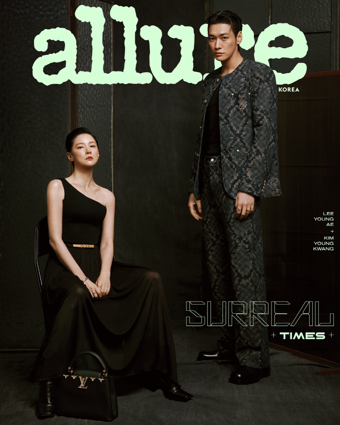 Lee Young-ae and Kim Young-kwang Dazzle in Pictorial 