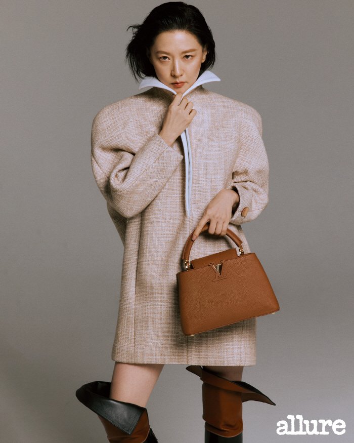 Lee Young-ae and Kim Young-kwang Dazzle in Pictorial 