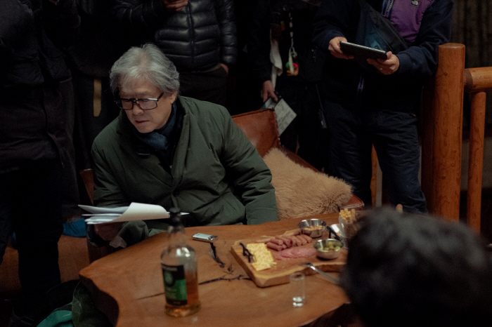  Lee Byung-hun and Son Ye-jin holding hands..Director Park Chan-wook's new work can't be helped Crank up