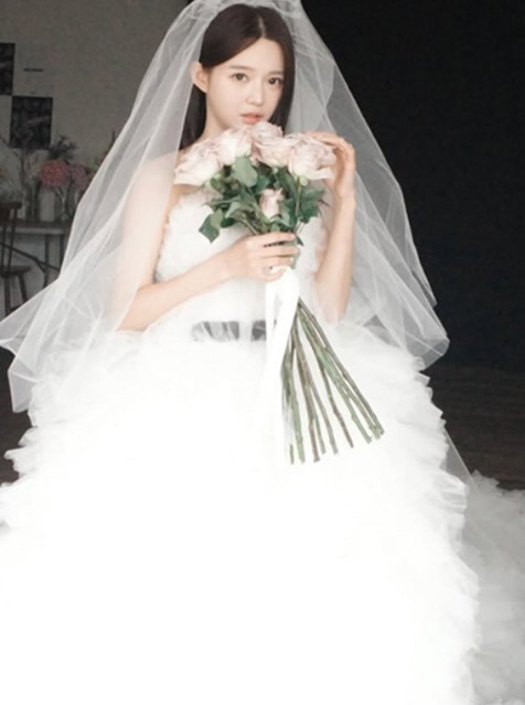 The pelvic floor is also see-through..Nam Bo-ra, a very racy wedding dress 'surprised'