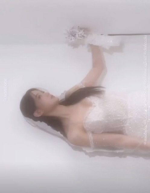 The pelvic floor is also see-through..Nam Bo-ra, a very racy wedding dress 'surprised'