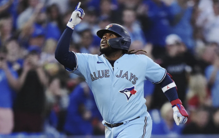 Tearful effort, Toronto finally did it! Five-year, 133 billion recruitment of big-arm outfielders will build double guns with Bligeju