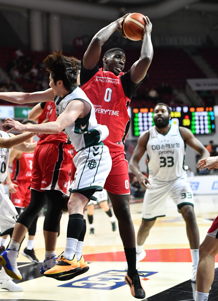 Better than 1 option, Carter, a mercenary who missed the coach's expectations, made a draw to his former team...With a surprise performance, Onuaku Bujin washes up well