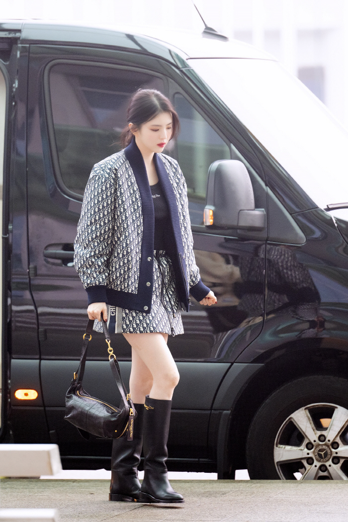 Han So-hee Dazzles as 'Human Dior' at Airport Ahead of Paris Show