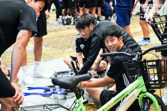 It's for us… Hua Hin, who is filled with emotion, special love delivered by Jeonbuk, who visited Thailand for the first time in 17 years