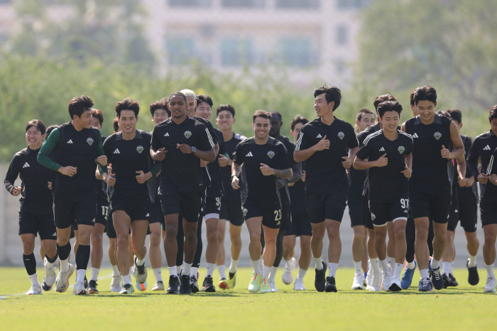 It's for us… Hua Hin, who is filled with emotion, special love delivered by Jeonbuk, who visited Thailand for the first time in 17 years