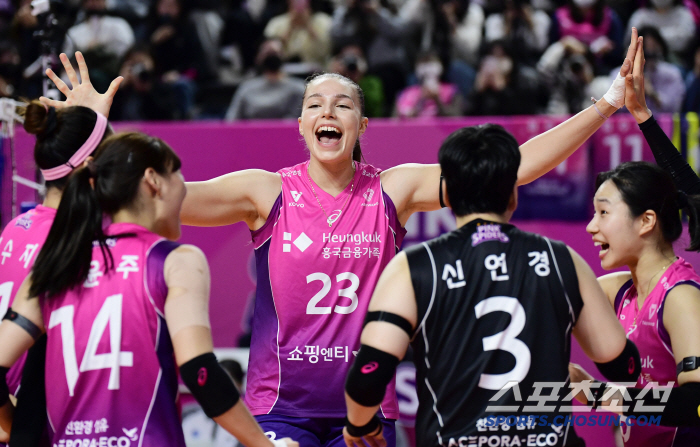 Now I'm trying to pay for my meal, but replacement player Matteiko scored 12 points, contributing to the decisive scoring team's victory in the fourth set (Incheon Field)