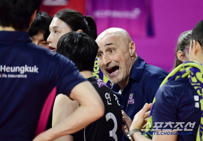 Now I'm trying to pay for my meal, but replacement player Matteiko scored 12 points, contributing to the decisive scoring team's victory in the fourth set (Incheon Field)