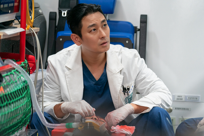 Outside → Lighting shop and Severe Trauma Center..Joo Ji-hoon, you're coming back as a doctor this time