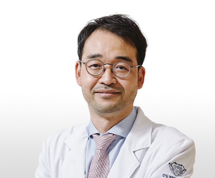 Professor Park Sung-wook of Gangdong Kyunghee University Oriental Medicine Hospital won the Korean Medical Association's Outstanding Paper Award for Parkinson's Disease Research