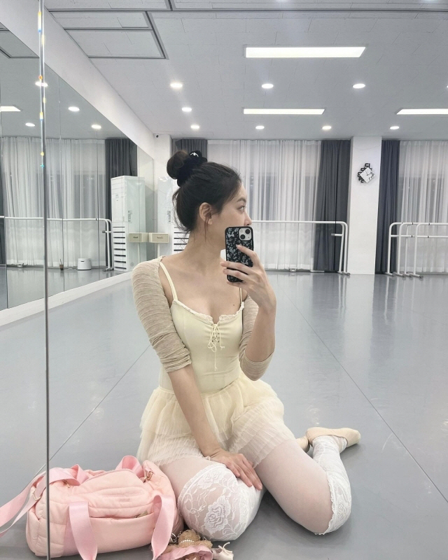  Green vinegar  luxury explosive Oh Yeon-seo... a brilliant figure in the ballet practice room