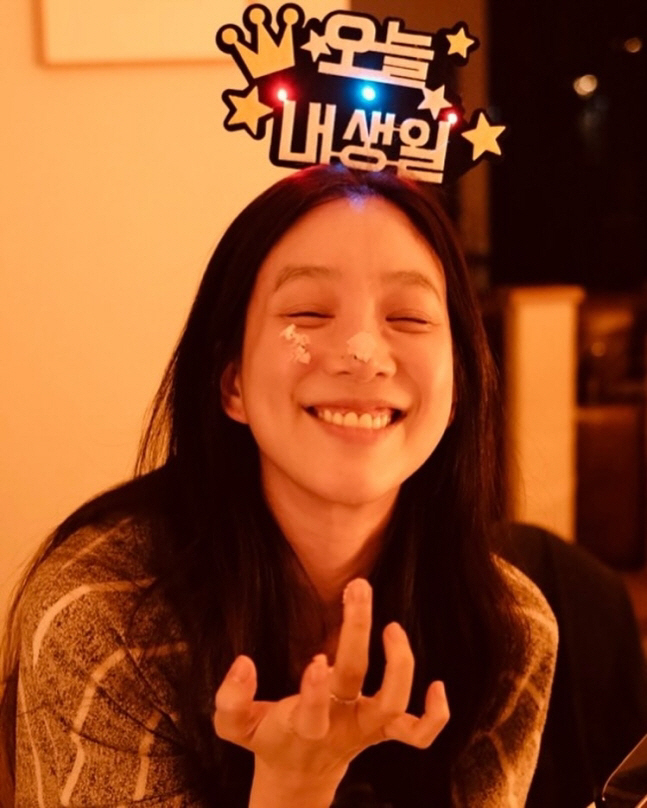  Ryeo Won Jung's 44th birthday, a pure smile with a birthday cake... the beauty of preservatives as ever