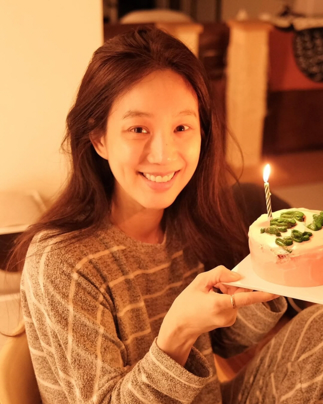  Ryeo Won Jung's 44th birthday, a pure smile with a birthday cake... the beauty of preservatives as ever