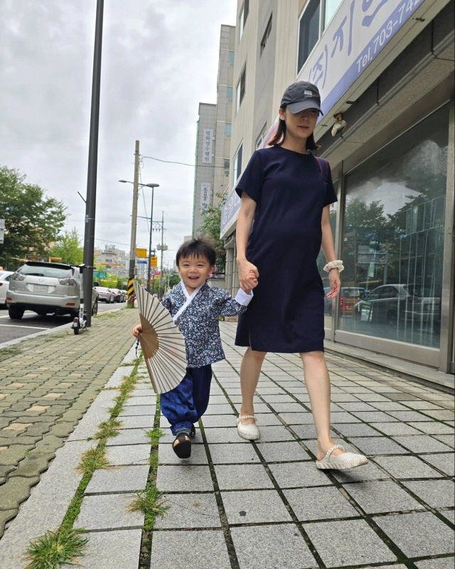  This is the real-life parenting mom fashion! One girl, Hyerim, fit, and style. One look