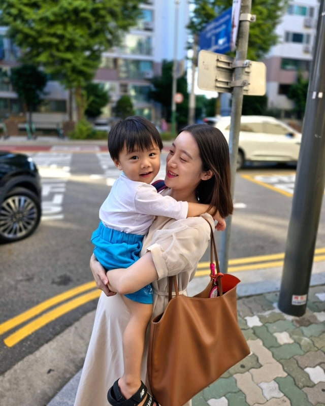  This is the real-life parenting mom fashion! One girl, Hyerim, fit, and style. One look