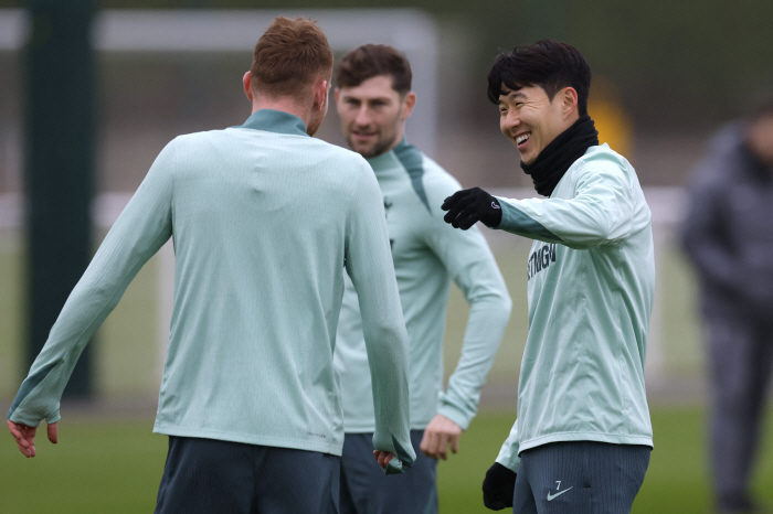 Did Son Heung-min overcome the shock of training, swearing, and criticism with a smile on the love call in Naples…Conte wants a ready player