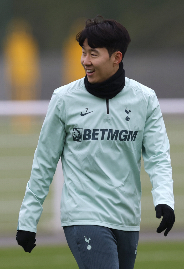 Did Son Heung-min overcome the shock of training, swearing, and criticism with a smile on the love call in Naples…Conte wants a ready player