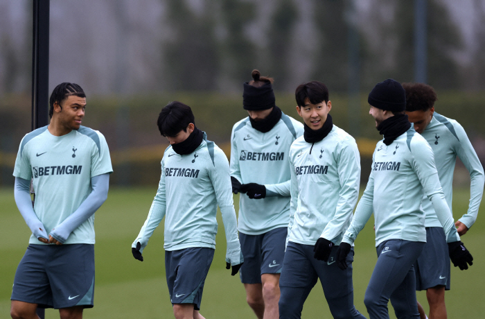 Did Son Heung-min overcome the shock of training, swearing, and criticism with a smile on the love call in Naples…Conte wants a ready player