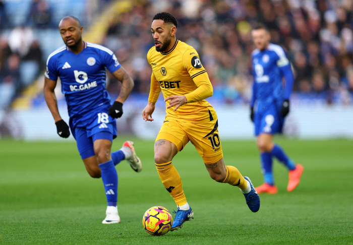 Hwang Hee-chan, a fellow player of Arsenal, reacts strongly to Wolverhampton's inability to transfer...an expression of extreme dissatisfaction