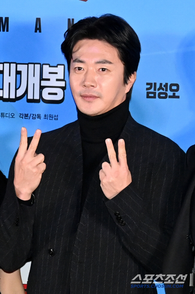 Kwon Sang-woo, you said you didn't want to say anything weak, but you're on your knees and begging