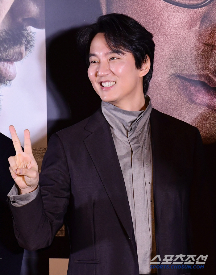  Kim Namgil, with a happy smile, V