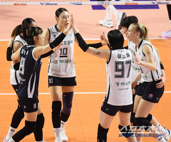 Three players didn't come to the stadium. Even the main gun and Libero were questioning their condition...a heavy-footed expedition to Gwangju