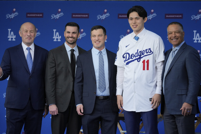 Welcome to LA! NBA LeBron James also welcomed, joining LAD officially wearing Sasaki No. 11 uniform