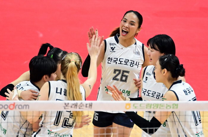 We've overcome the bad flu! Korea Expressway Corporation Chases Pepper Savings Bank By 2 Points After Shutout Victory 