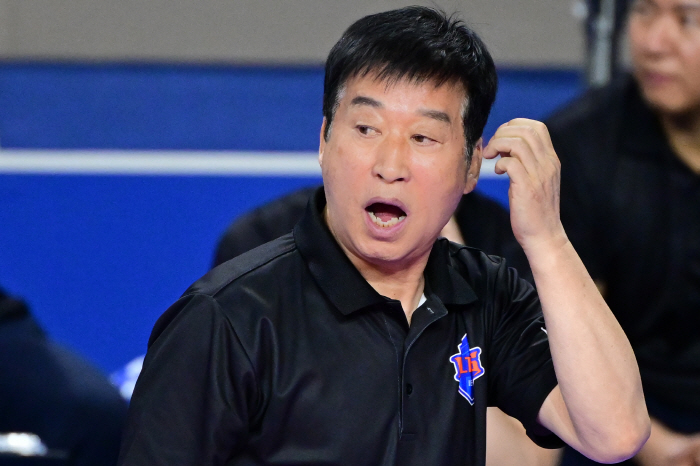 Coach Kim Ho-chul, who has lost six consecutive games, gives all the points due to his mistakes...He doesn't do his best 