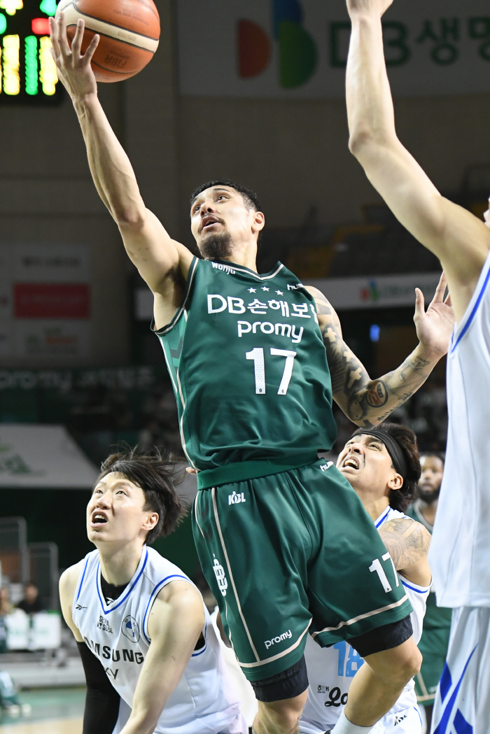 DB → Director Jeong all laughed...Women's professional basketball Woori Bank tied for first place by catching BNK (roundup)