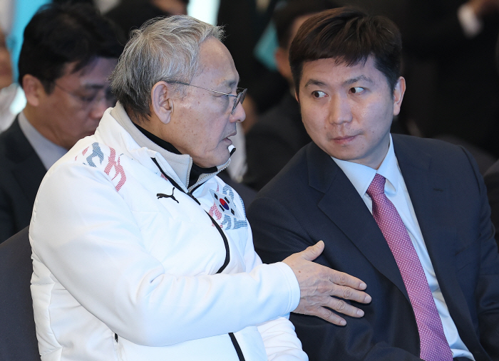 Go, Korea! Harbin Winter Games Decision Ceremony Yu In-chon Minister X Yoo Seung-min, President-elect of the Korea Sports Council, is cheering enthusiastically