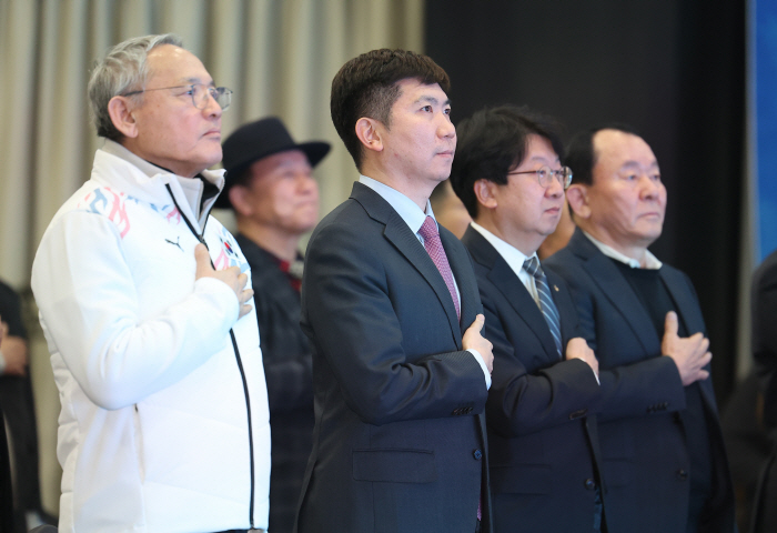 Go, Korea! Harbin Winter Games Decision Ceremony Yu In-chon Minister X Yoo Seung-min, President-elect of the Korea Sports Council, is cheering enthusiastically