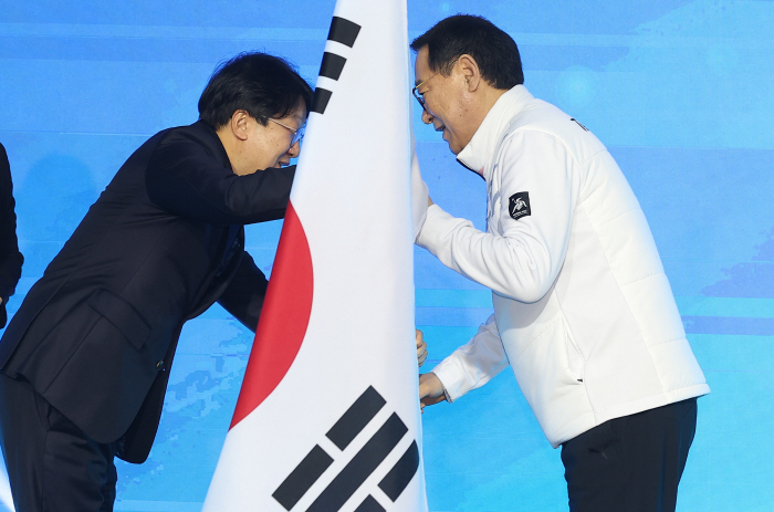 Go, Korea! Harbin Winter Games Decision Ceremony Yu In-chon Minister X Yoo Seung-min, President-elect of the Korea Sports Council, is cheering enthusiastically