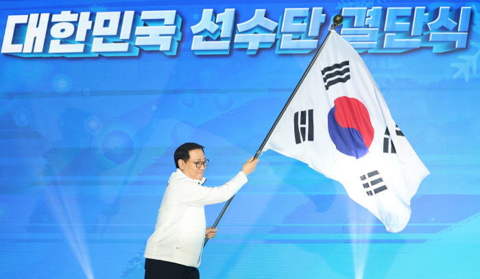 Go, Korea! Harbin Winter Games Decision Ceremony Yu In-chon Minister X Yoo Seung-min, President-elect of the Korea Sports Council, is cheering enthusiastically