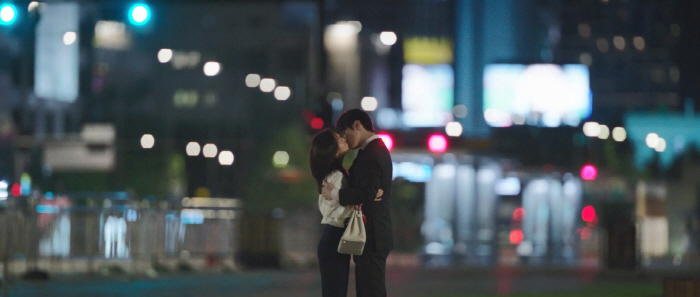 Before the assault, the PD sprayed it again...Han Ji-min ♥ Lee Jun-hyuk kiss ending with a maximum viewership of 12.1% (Na Wan-bi)