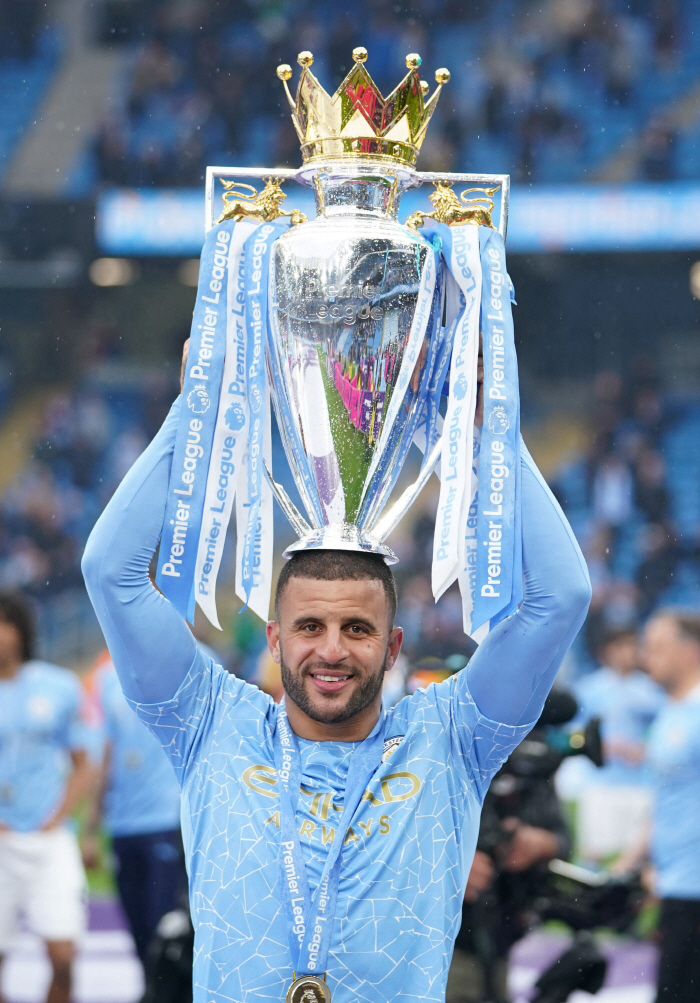 Director, you made me who I am today Kyle Walker Says Goodbye To Social Network With 7-Year Accompanied Man City