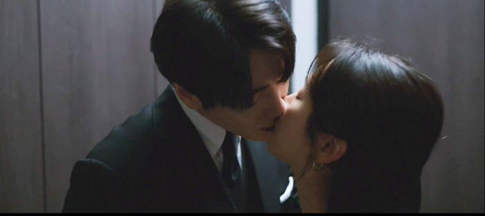 Lee Joon-hyuk ♥ Han Ji-min is a real lover, so the kiss bombing..Nationwide ♥ Looking at Choi Jeong-hoon (Na Wan-bi) 